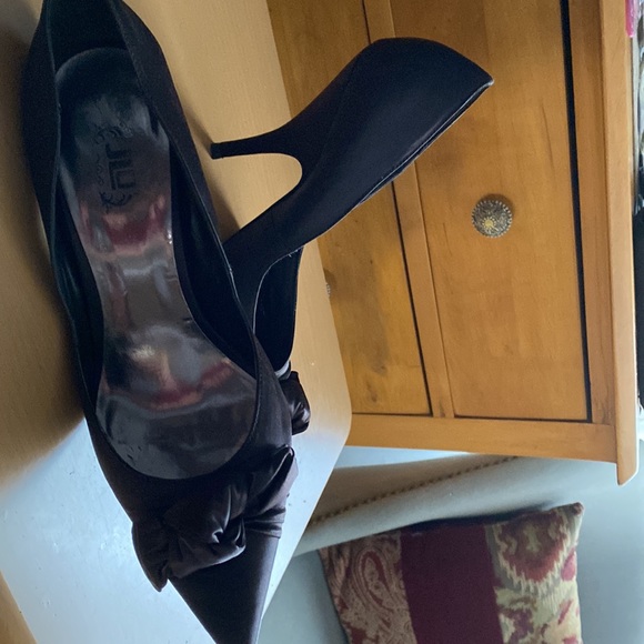 JLo satin pump in original box - Picture 2 of 2